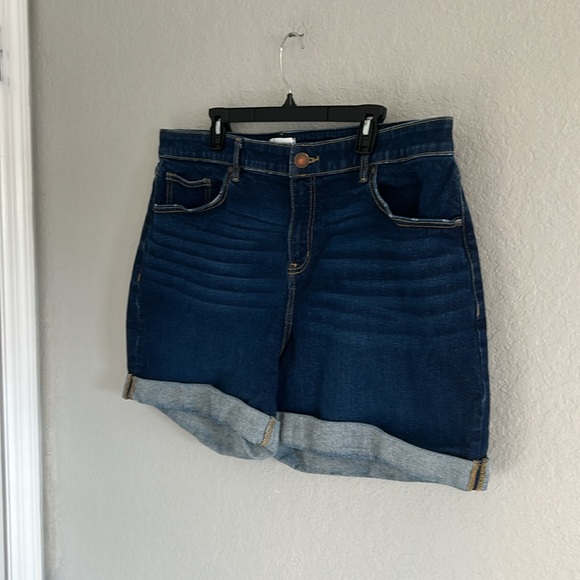 Flex magic waistband signature fit, midrise boyfriend midi short - Picture 2 of 7